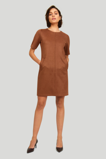 Pudełkowa sukienka z miękkiej dzianiny, jasny brąz