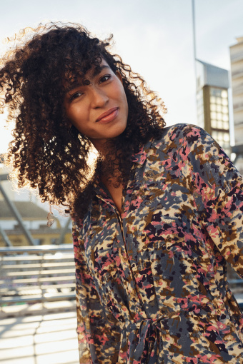 Szmizjerka midi z kolorowym nadrukiem