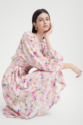 Zwiewna sukienka z kwiatowym motywem 