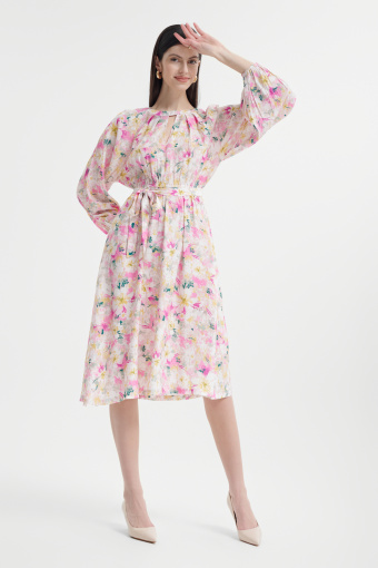 Zwiewna sukienka z kwiatowym motywem 