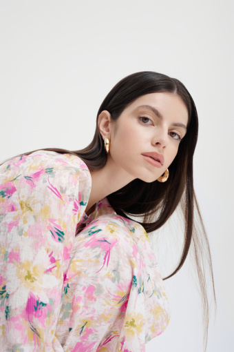 Zwiewna sukienka z kwiatowym motywem 