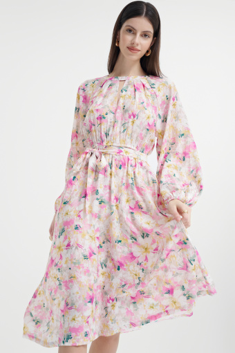 Zwiewna sukienka z kwiatowym motywem 