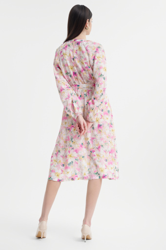 Zwiewna sukienka z kwiatowym motywem 