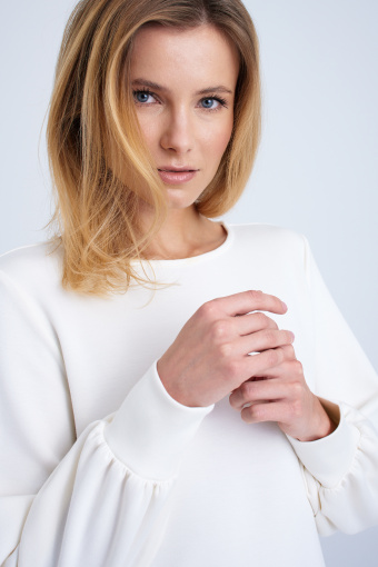 Kremowa sukienka w sportowym stylu Kremowa sukienka w sportowym stylu