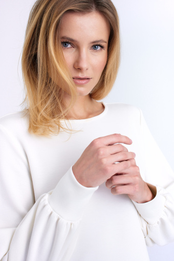 Kremowa sukienka w sportowym stylu Kremowa sukienka w sportowym stylu