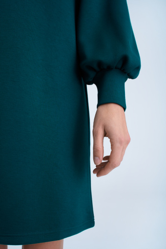 Zielona sukienka w sportowym stylu