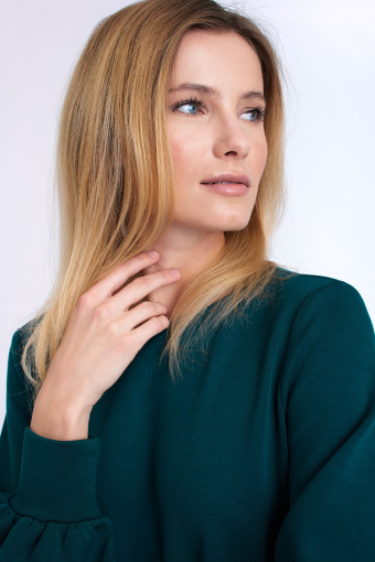 Zielona sukienka w sportowym stylu