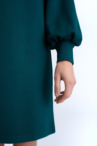 Zielona sukienka w sportowym stylu