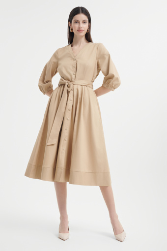 Elegancka rozkloszowana sukienka z paskem w talii 