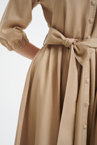 Elegancka rozkloszowana sukienka z paskem w talii 