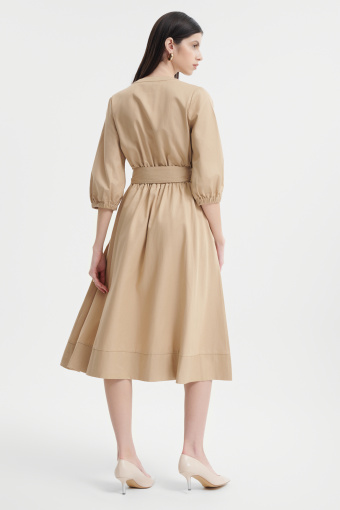 Elegancka rozkloszowana sukienka z paskem w talii 