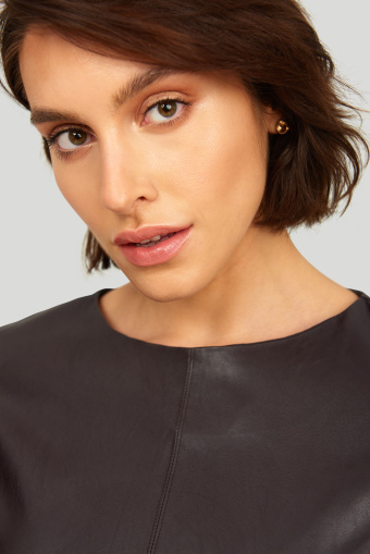 Luźna sukienka z ekologicznej skóry, brązowa