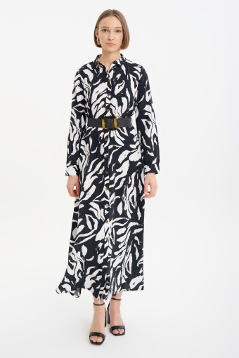 Czarno-biała sukienka z paskiem 