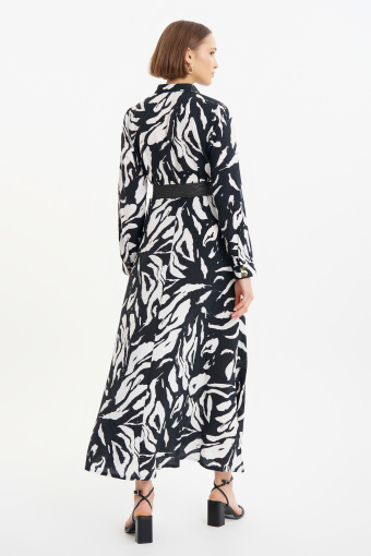 Czarno-biała sukienka z paskiem 