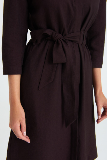Brązowa sukienka z asymetrycznym paskiem