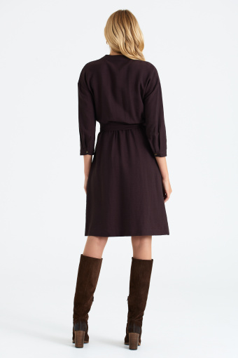 Brązowa sukienka z asymetrycznym paskiem