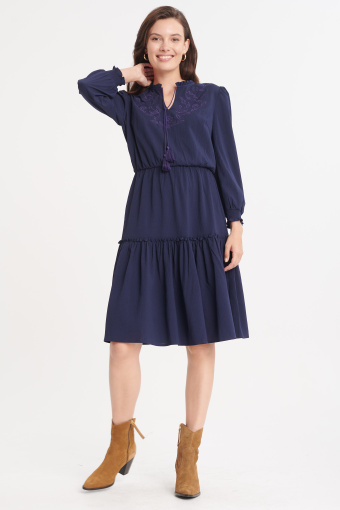 Sukienka midi z haftem i falbaną