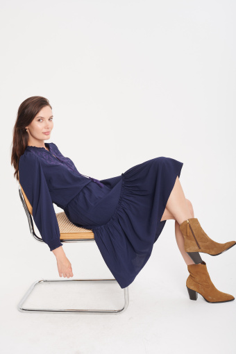 Sukienka midi z haftem i falbaną