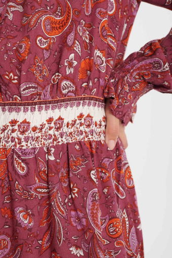 Sukienka w różowym odcieniu sukienka z gumką w talii, nadruk paisley