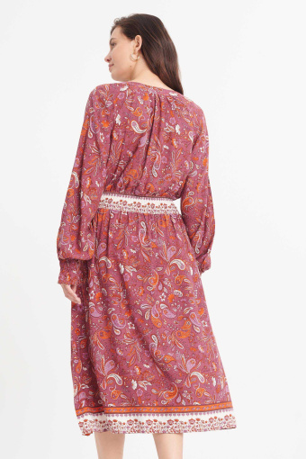 Sukienka w różowym odcieniu sukienka z gumką w talii, nadruk paisley