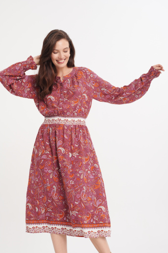 Sukienka w różowym odcieniu sukienka z gumką w talii, nadruk paisley