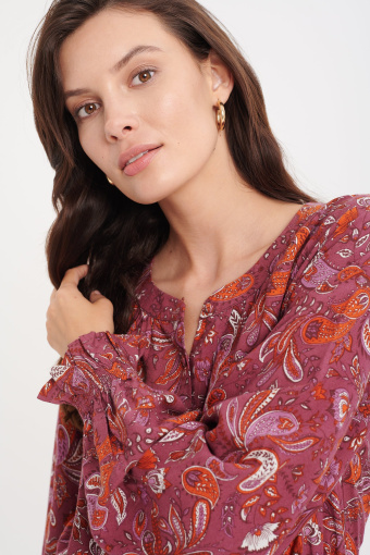 Sukienka w różowym odcieniu sukienka z gumką w talii, nadruk paisley