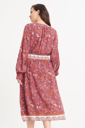 Sukienka w różowym odcieniu sukienka z gumką w talii, nadruk paisley