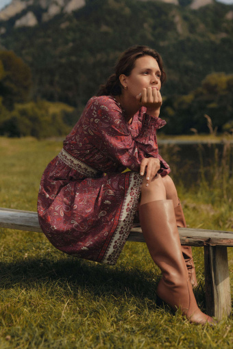 Sukienka w różowym odcieniu sukienka z gumką w talii, nadruk paisley