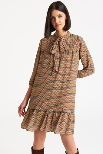 Beżowa sukienka z szarfą przy dekolcie, nadruk w kratkę