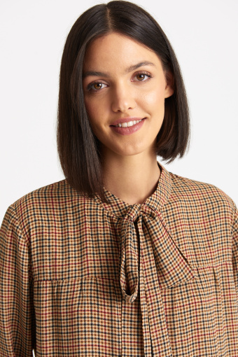 Beżowa sukienka z szarfą przy dekolcie, nadruk w kratkę