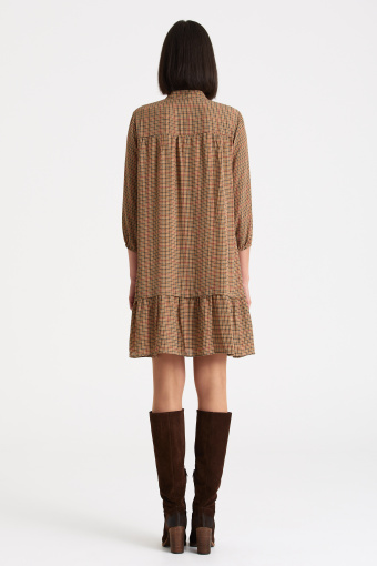 Beżowa sukienka z szarfą przy dekolcie, nadruk w kratkę