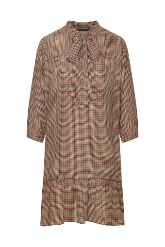 Beżowa sukienka z szarfą przy dekolcie, nadruk w kratkę