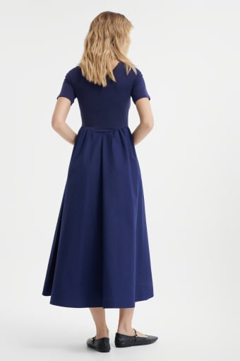 Granatowa sukienka midi z zaznaczoną talią
