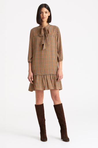 Beżowa sukienka z szarfą przy dekolcie, nadruk w kratkę