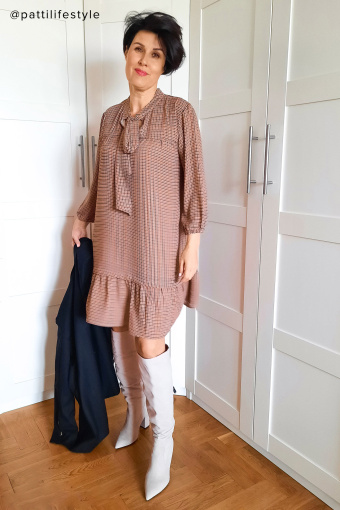 Beżowa sukienka z szarfą przy dekolcie, nadruk w kratkę