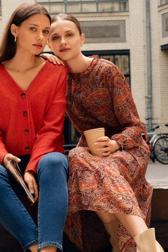 Długa sukienka w stylu boho, pomarańczowy nadruk typu paisley