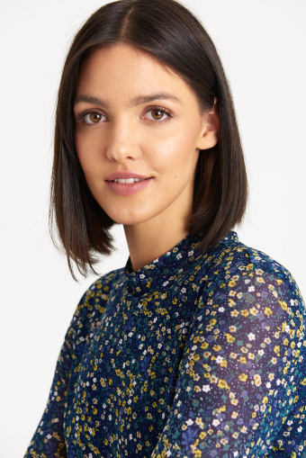 Ciemnoniebieska sukienka z półgolfem, nadruk typu "łączka"