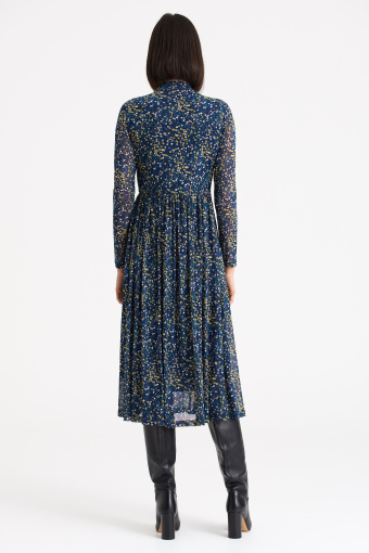 Ciemnoniebieska sukienka z półgolfem, nadruk typu "łączka"