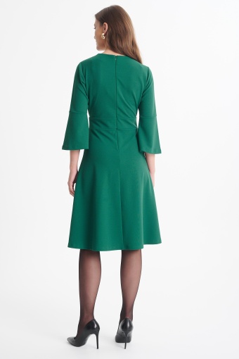 Elegancka sukienka z rozkloszowanymi rękawami