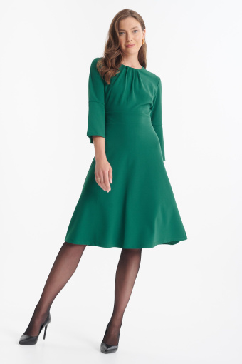 Elegancka sukienka z rozkloszowanymi rękawami