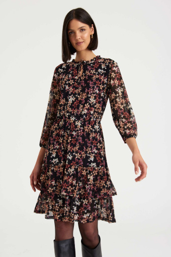 Rozkloszowana sukienka z falbanami, nadruk w czerwono-beżowe kwiaty