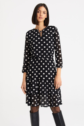 Krótka, czarna sukienka z falbanami, nadruk w kropki