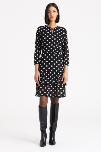 Krótka, czarna sukienka z falbanami, nadruk w kropki