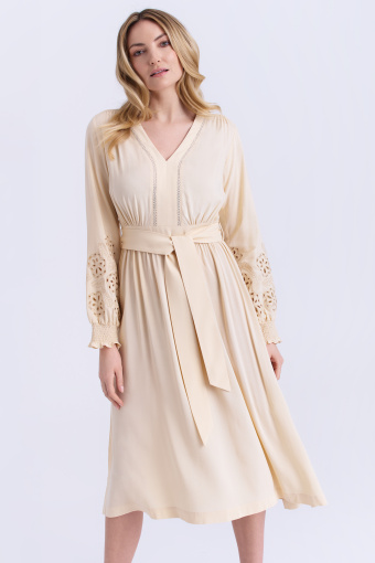 Pastelowa sukienka z haftem na rękawach