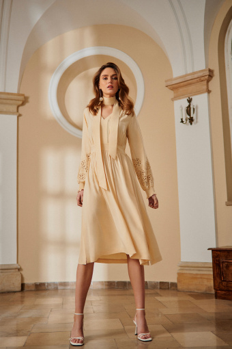 Pastelowa sukienka z haftem na rękawach