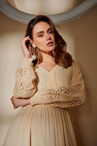 Pastelowa sukienka z haftem na rękawach