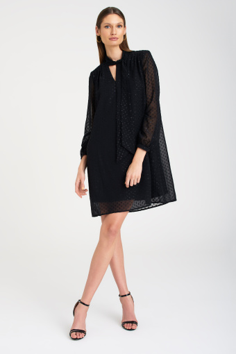 Czarna sukienka z efektowną szarfą