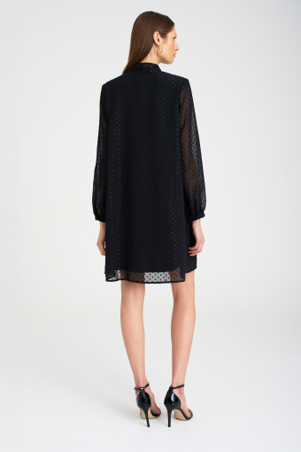 Czarna sukienka z efektowną szarfą