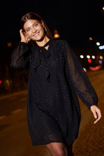 Czarna sukienka z efektowną szarfą