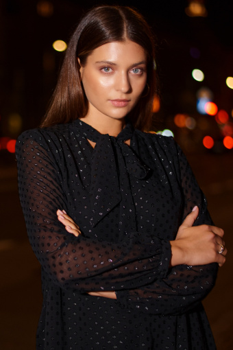 Czarna sukienka z efektowną szarfą